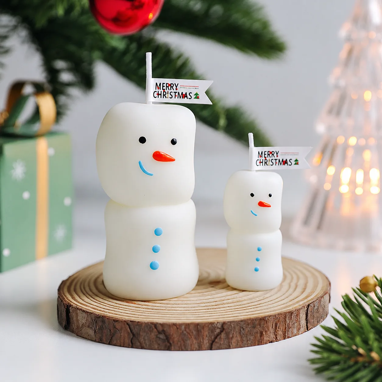 Small and large snowman candles, supplied together as one two-candle set.